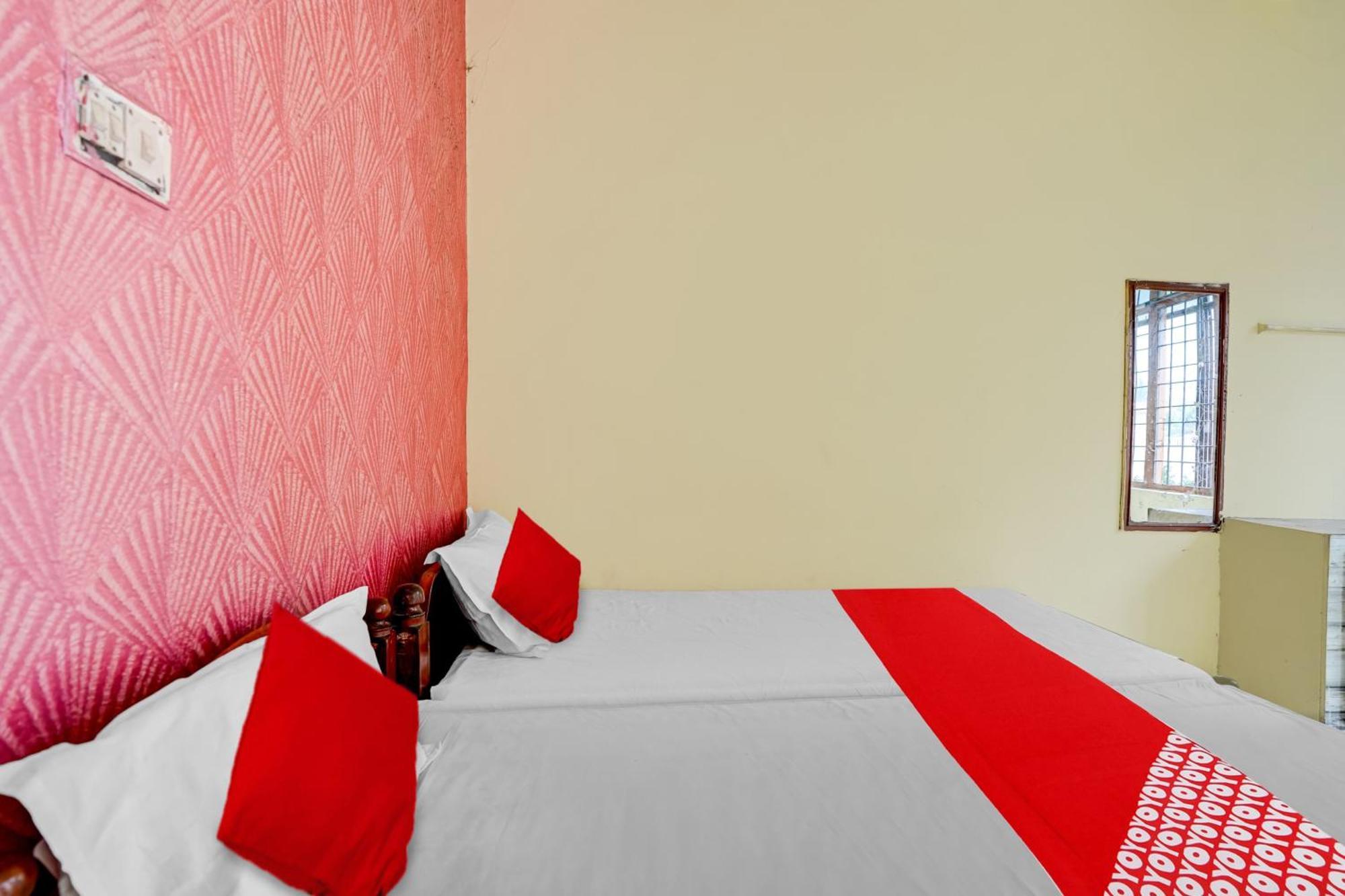 Oyo Royal Visakha Beach Guest House Visakhapatnam Buitenkant foto