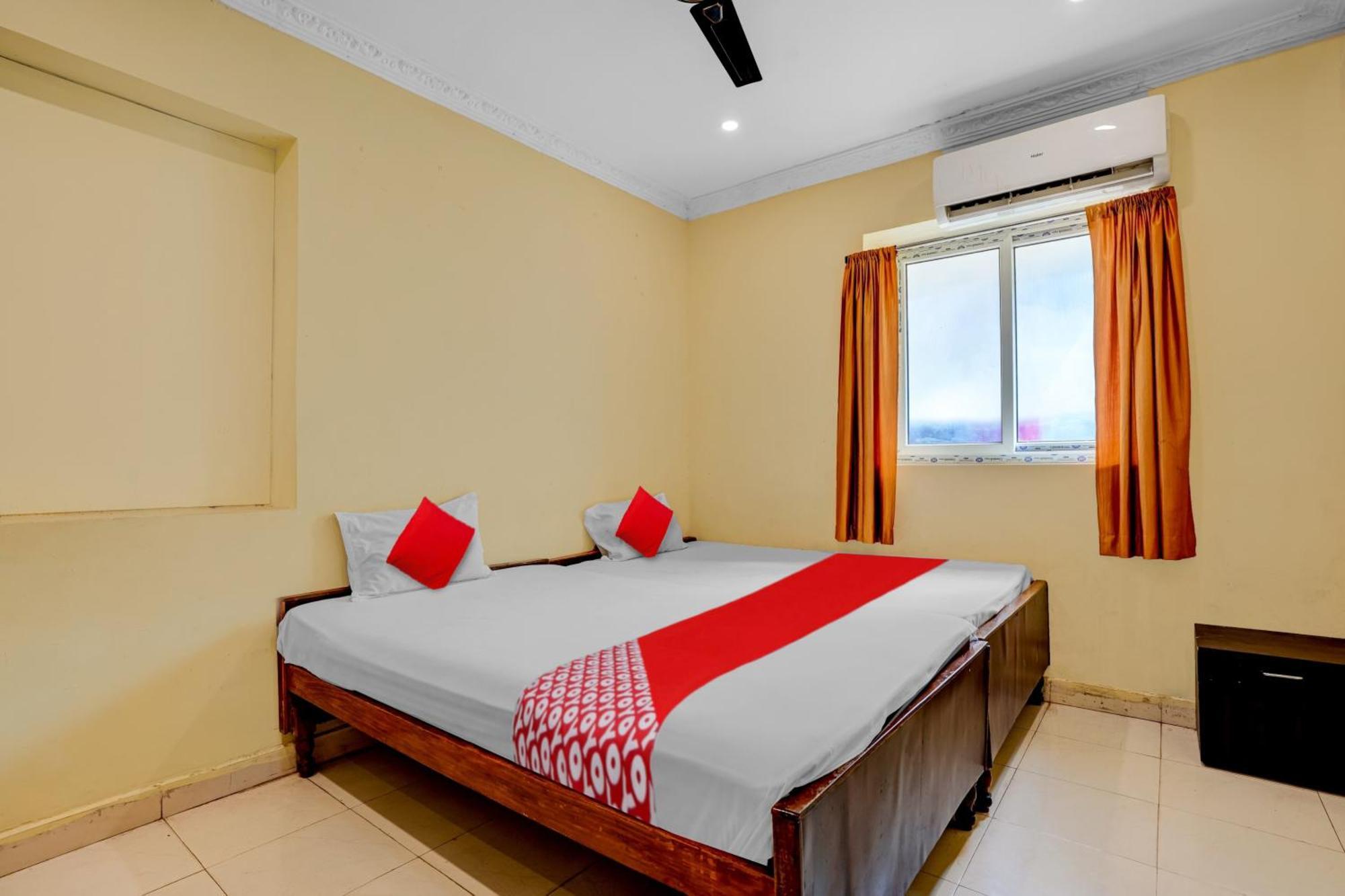 Oyo Royal Visakha Beach Guest House Visakhapatnam Buitenkant foto