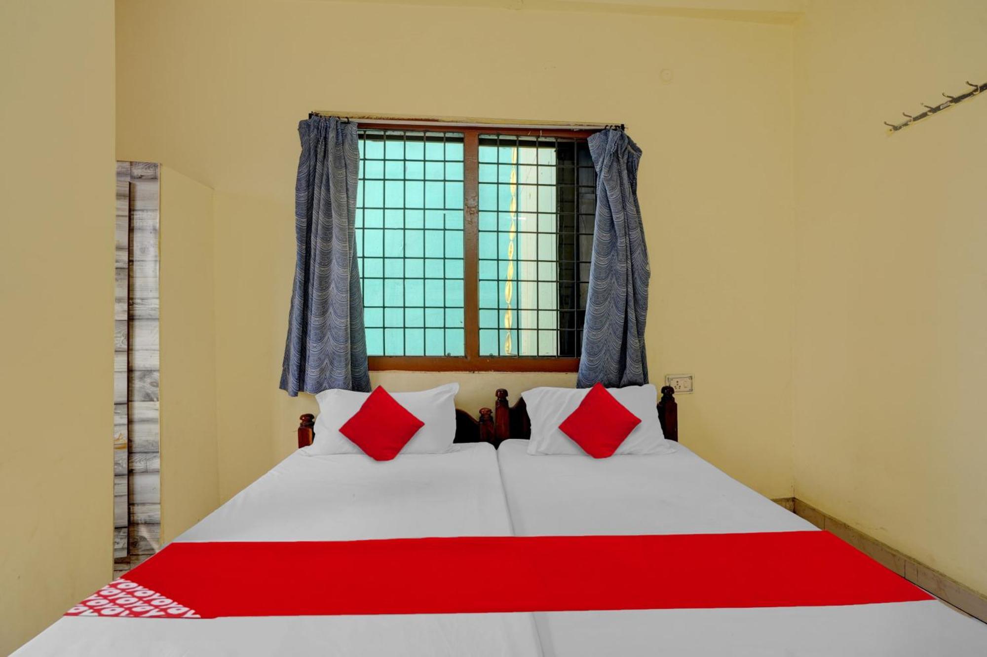 Oyo Royal Visakha Beach Guest House Visakhapatnam Buitenkant foto
