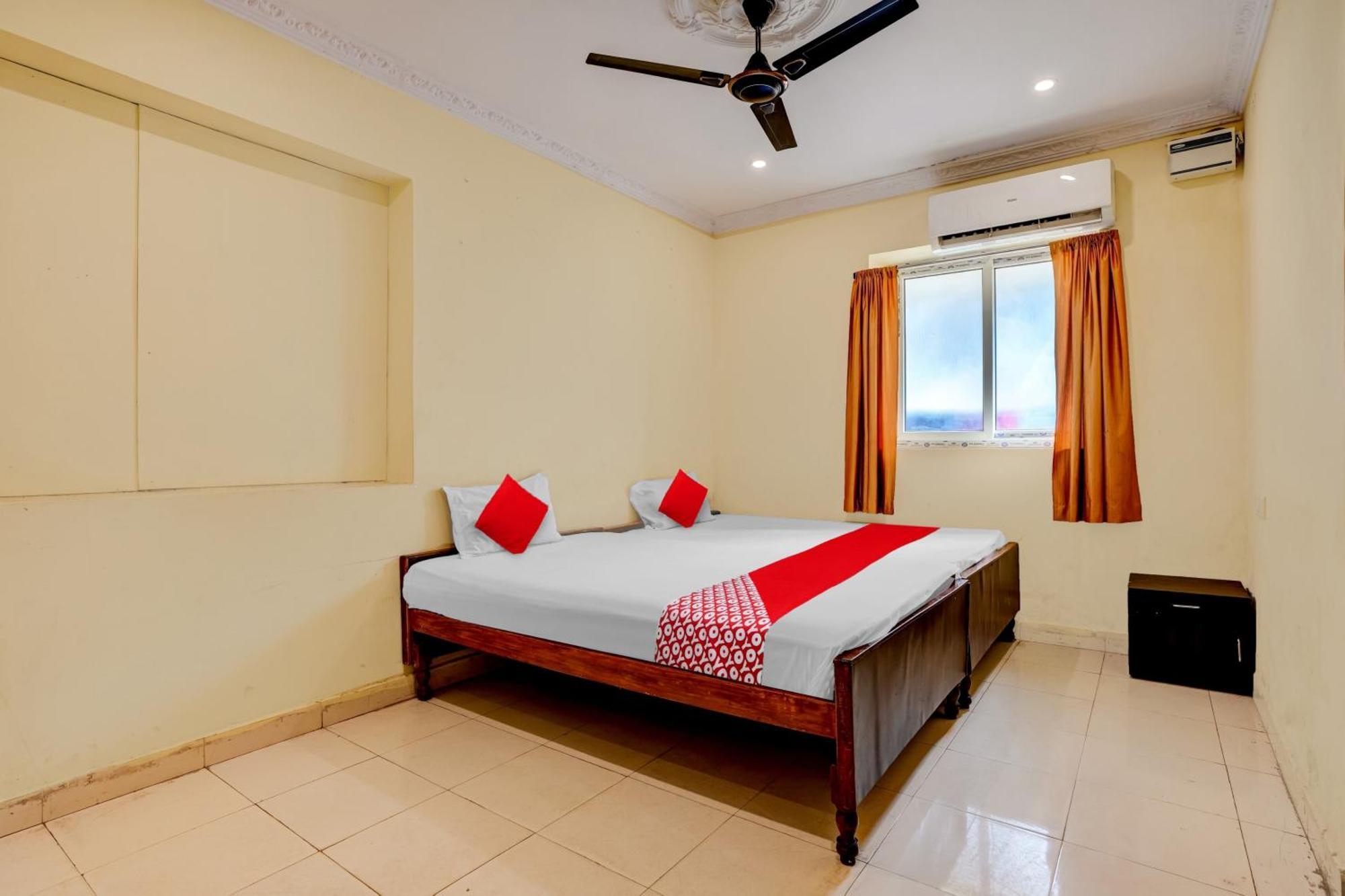 Oyo Royal Visakha Beach Guest House Visakhapatnam Buitenkant foto