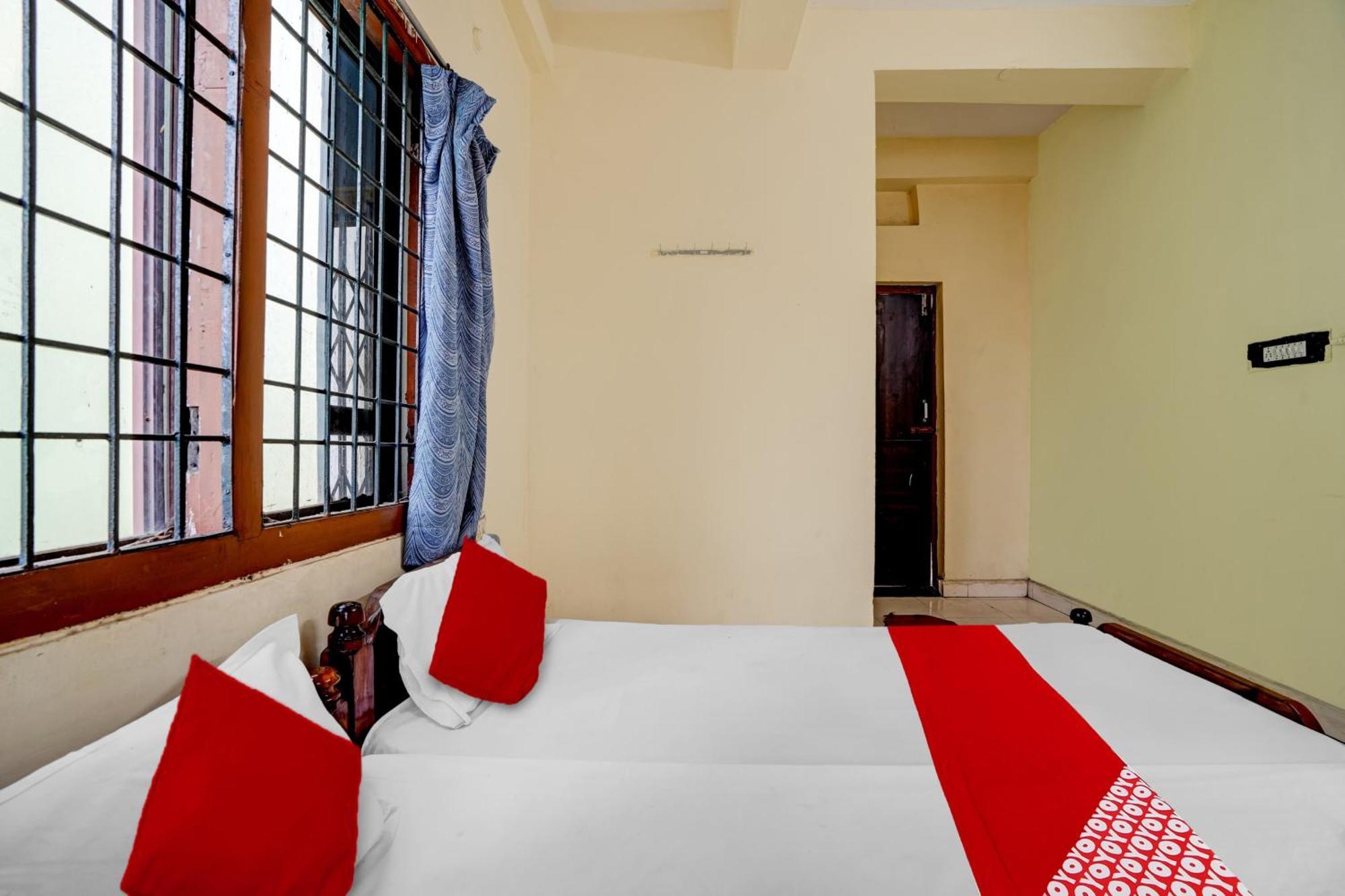 Oyo Royal Visakha Beach Guest House Visakhapatnam Buitenkant foto