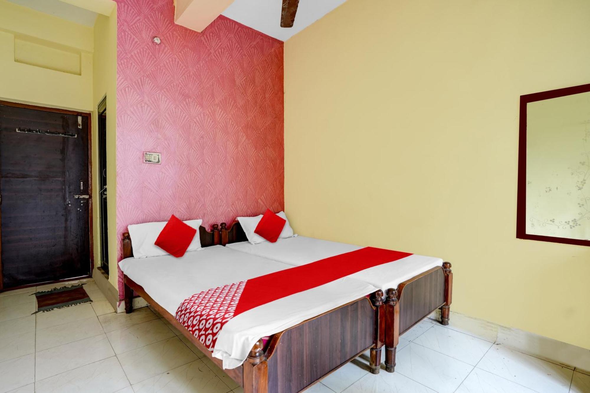 Oyo Royal Visakha Beach Guest House Visakhapatnam Buitenkant foto