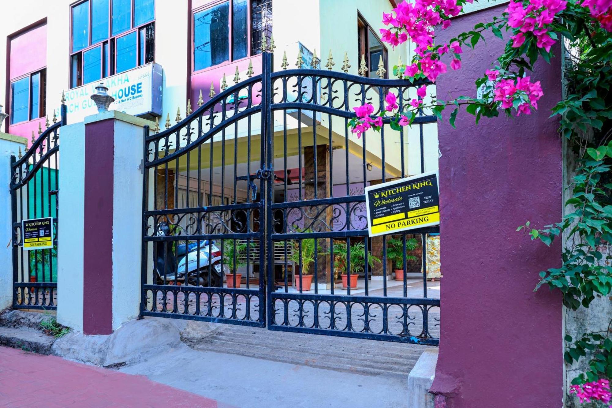 Oyo Royal Visakha Beach Guest House Visakhapatnam Buitenkant foto
