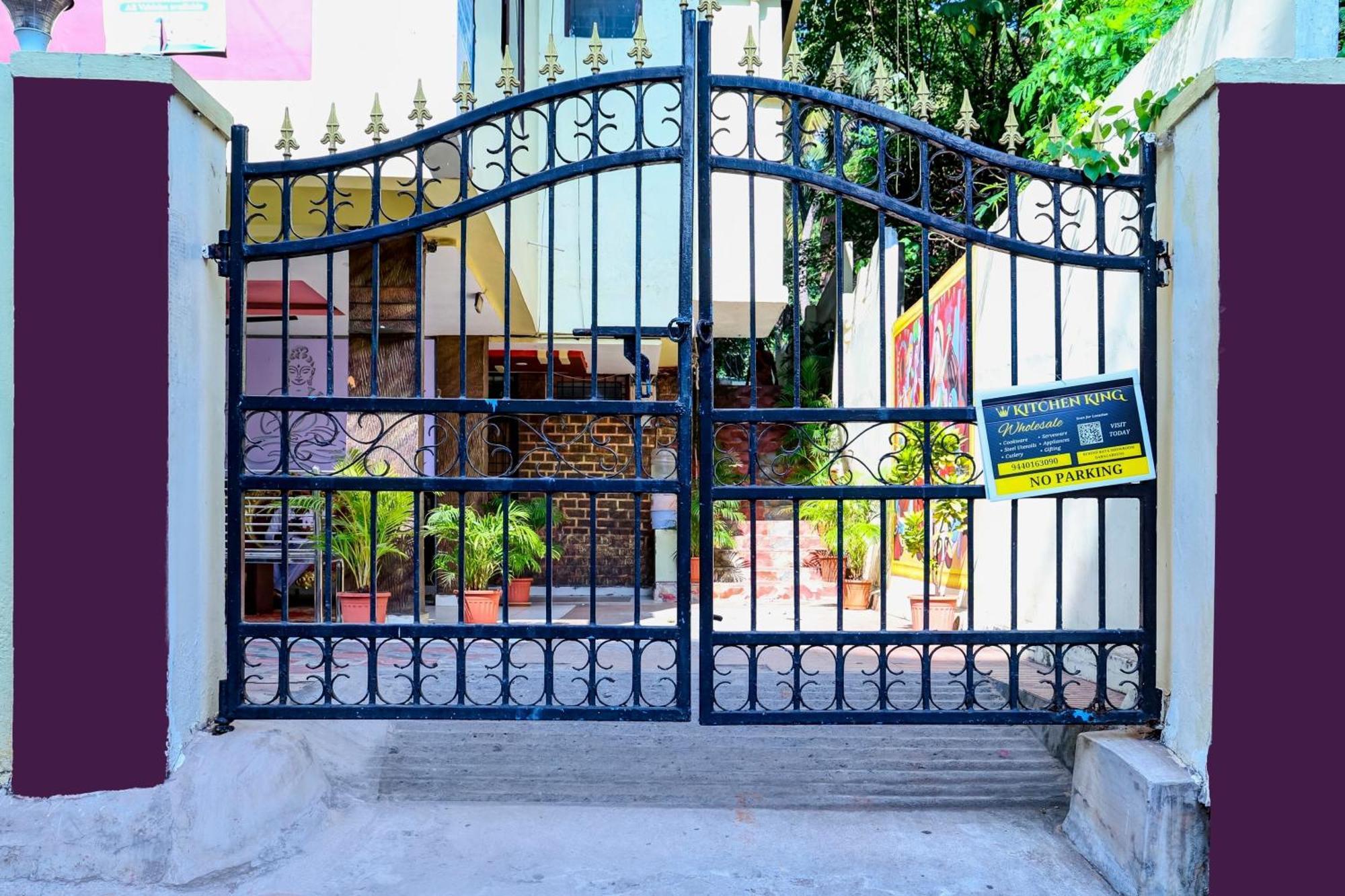 Oyo Royal Visakha Beach Guest House Visakhapatnam Buitenkant foto